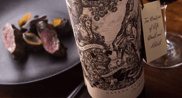 Prato com carne e garrafa de vinho Catena Zapata