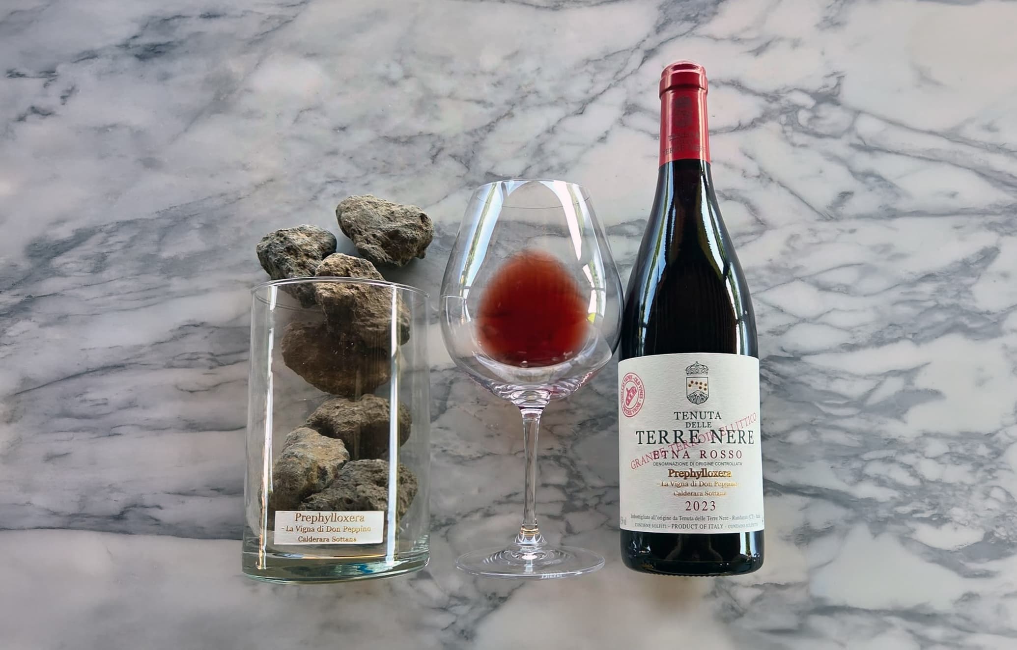 Garrafa de vinho do Etna com rochas vulcânicas